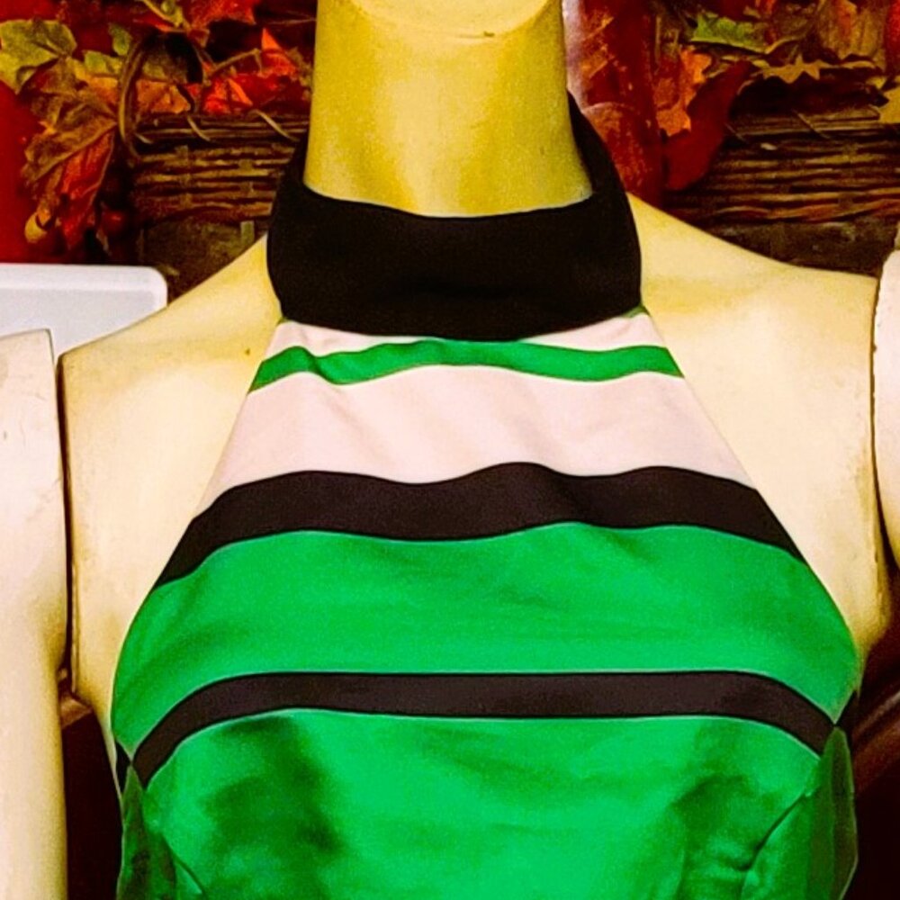 OUTSTANDING, STYLISH TROUBADOUR DRESS - Picture 3 of 6